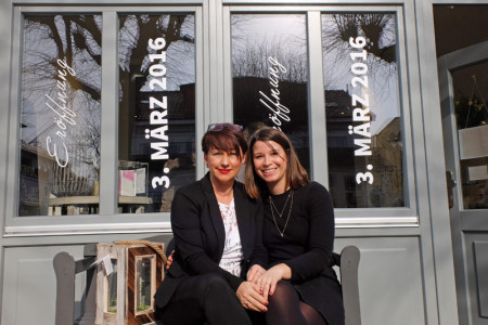 Sie sind stolz auf das Erreichte: Geschäftsinhaberin Katja Spindler (li.) und Tochter Lisa-Marie bei der heutigen Eröffnung von "Wohnzauber in der Mühlenstraße."