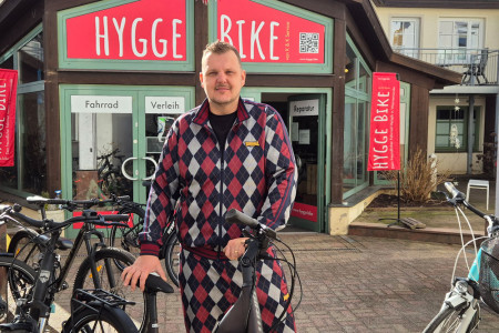 Kristian David vor dem Hygge-Bike-Shop in der Warnemünder Mühlenstraße – von hier aus starten die neuen geführten E-Bike-Touren in entspannter Atmosphäre entlang der Ostseeküste. Kristian David vor dem Hygge-Bike-Shop in der Warnemünder Mühlenstraße – von hier aus starten die neuen geführten E-Bike-Touren in entspannter Atmosphäre entlang der Ostseeküste.