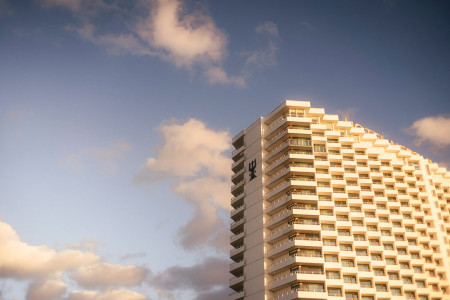 Seit 55 Jahren pr&auml;gt das Hotel Neptun die Warnem&uuml;nder Skyline &ndash; am 6. Juni 2026 feiert das traditionsreiche Haus seinen Geburtstag mit einer gro&szlig;en Jubil&auml;ums-Gala voller Glanz, Musik und unvergesslicher Erinnerungen direkt am Ostseestrand.//Foto: Hotel Neptun, Warnem&uuml;nde