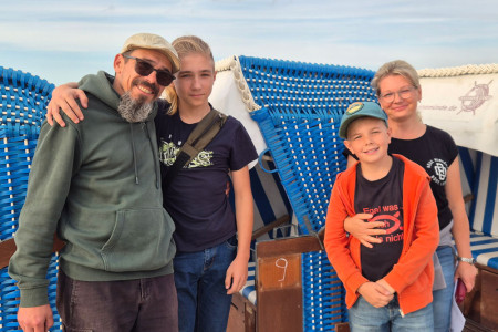Sandy Schwentner und Boril Filipov, hier mit ihren S&ouml;hnen Leander (l.) und Bernard aus Schwerin haben nichts dem Zufall &uuml;berlassen und sich bei Treichel vorab &uuml;ber die Versteigerung informiert. Strandkorb No. 9 ist ihrer.