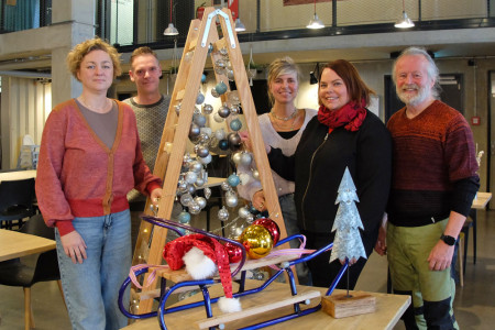 Freuen sich auf die Obdachlosen-Weihnachtsgala am 1. Advent im Dock Inn Hostel Warnemünde und gehören zu deren Unterstützern: Jenny Köppen, zweite Vorsitzendes des Landeshebammenverbandes MV, Dock Inn Geschäftsführer Christoph Krause, Influencerin Kim Zeidler, Sozialamtsleiterin Anika Leese und Weihnachtsengel Uwe Krostitz (v.l.) Freuen sich auf die Obdachlosen-Weihnachtsgala am 1. Advent im Dock Inn Hostel Warnemünde und gehören zu deren Unterstützern: Jenny Köppen, zweite Vorsitzendes des Landeshebammenverbandes MV, Dock Inn Geschäftsführer Christoph Krause, Influencerin Kim Zeidler, Sozialamtsleiterin Anika Leese und Weihnachtsengel Uwe Krostitz (v.l.)
