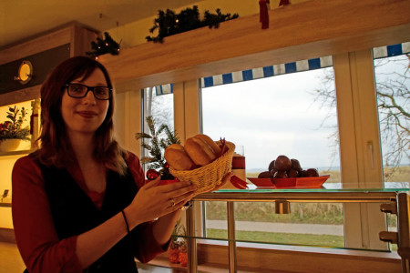 Wencke Böhme freut sich besonders über den gelungenen Frühstücksbuffet-Bereich im Hanse Hotel Warnemünde. Wencke Böhme freut sich besonders über den gelungenen Frühstücksbuffet-Bereich im Hanse Hotel Warnemünde.