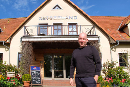 In den letzten Wochen und Monaten wurde die gesamte Lobby des Hotels Ostseeland in Diedrichshagen aufwendig umgebaut. „Jetzt ist es geschafft“, freut sich Hoteldirektor und Inhaber Alexander Soyk auf die neue Saison.