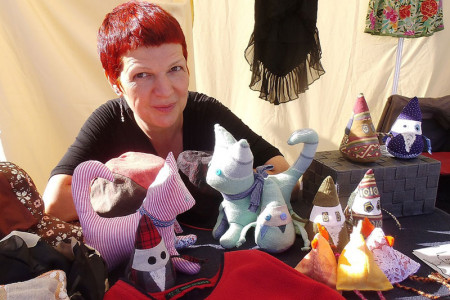 Bettina Aderhold ist mit Kleidern und textilen Kleinkunststücken auf der Warnemünder Strandpromenade vertreten.