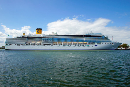 Die "Costa Luminosa" machte heute Morgen am Warnemünder Passagierkai fest. Wie alle Costa-Kreuzfahrtschiffe hat auch sie den markanten gelben Schornstein.