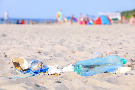 Anpacken, statt zusehen: Mit einer gemeinsamen Müll-Sammelaktion soll der Strand von Verpackungen, PET-Flaschen und Wegwerfgeschirr befreit werden.