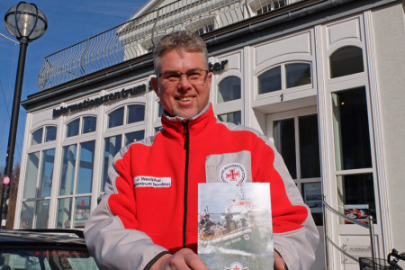 Stolz präsentiert Jörg Westphal heute die 149. Ausgabe des Jahrbuchs der Seenotretter. Stolz präsentiert Jörg Westphal heute die 149. Ausgabe des Jahrbuchs der Seenotretter.