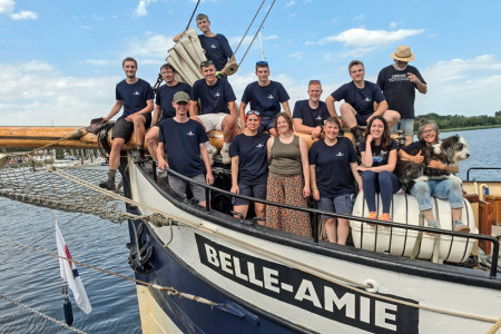 Die Crew der &bdquo;Belle Amie&ldquo; feiert ihre Ankunft im Rostocker Stadthafen.//Foto: TZRW