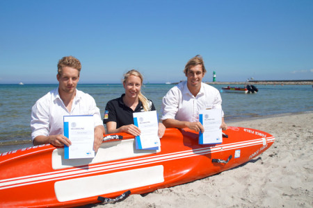 Adrian Flügel, Mona Pawelzik und Liam Kelly gehören zu den vier Lebensrettern von Montagabend und wurden bei der Eröffnungsveranstaltung des 18. DLRG Cups ausgezeichnet. Adrian Flügel, Mona Pawelzik und Liam Kelly gehören zu den vier Lebensrettern von Montagabend und wurden bei der Eröffnungsveranstaltung des 18. DLRG Cups ausgezeichnet.
