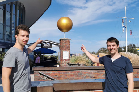 Philipp May (l.) und Uwe Kleinschmidt promovieren am Institut für Physik der Universität Rostock. Sie sind Teil eines Teams, das sich im Rahmen eines Projektes die Neugestaltung des Warnemünder Planetenweges auf die Fahnen geschrieben hat. Am 30. September laden Sie zum Planetenlauf.