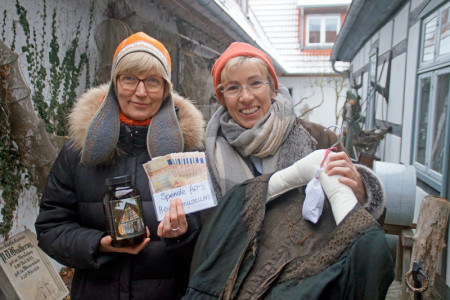 Apothekenchefin Siglinde Lindauer (li.) übergibt eine Geldspende von 603 Euro an das Heimatmuseum. Das Geld stammt aus der letzten Apothekenkalender-Aktion.