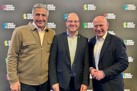 Mit R&uuml;ckenwind Richtung Olympia: Kaweh Niroomand, Steffen Bockhahn und Kai Wegner pr&auml;sentieren den gemeinsamen Kurs f&uuml;r die Segelwettbewerbe vor Warnem&uuml;nde (v.l.n.r.).//Foto: Hanse- und Universit&auml;tsstadt Rostock