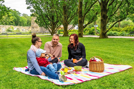 Premiere auf der historischen Eichenallee: Am 5. und 6. September l&auml;dt der Zoo Rostock erstmals zum Picknick-Wochenende mit Live-Musik, Spielangeboten und Sp&auml;tsommer-Atmosph&auml;re unter alten Eichen ein.//Foto: Zoo Rostock/Matthias Dr&uuml;bbisch
