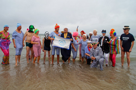 22 Eisbader des Rostocker Sseehunde e.V. versammelten sich heute zum Faschingsauftakt in Warnemünde.