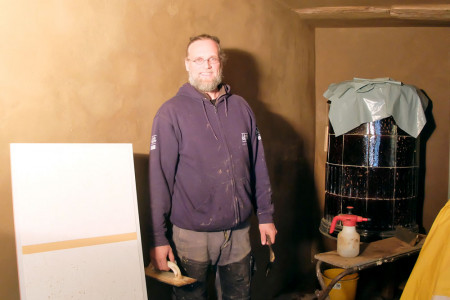 Sascha Wawerek gilt als Lehmk&uuml;nstler und Spezialist f&uuml;r das Naturmaterial was Oberfl&auml;chengestaltung und Farben betrifft. Als freier Mitarbeiter unterst&uuml;tzt er Lehmbauer Uwe Krempien im Heimatmuseum Warnem&uuml;nde.