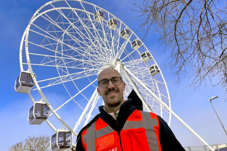Mit Blick nach oben und einem Auge f&uuml;rs Detail: Eik Hofmann begleitet den Aufbau des neuen Riesenrads auf der Warnem&uuml;nder Mittelmole Schritt f&uuml;r Schritt.//Foto: Maria Pistor