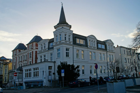 Der Warnemünder Ortsbeirat lehnte den Bauantrag für ein Hotel in der Kurhausstraße 1 ab. Grund sind die fehlenden Stellplätze.