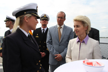 Die Bundesverteidigungsministerin Ursula von der Leyen im Gespräch mit einer Marinesoldatin.