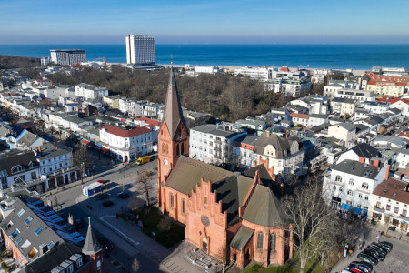 Die Warnem&uuml;nder Kirche &ndash; ein Wahrzeichen mit Geschichte, dessen Glockenklang vielleicht schon bald in neuem, warmem Ton erklingt.//Foto (Archiv): Taslair
