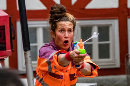 FeuerWer? Der akrobatische Feuerwehrlehrgang – eine Straßenshow für Jung und Alt. Die Feuerwehr ist Requisit, Bühne und mehr//Foto: Paulsen & Consorten GmbH