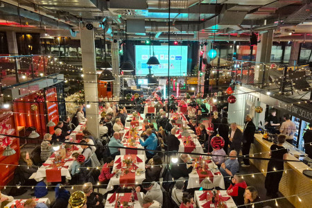 Rund 180 Gäste genossen im Dock Inn Hostel Warnemünde einen warmen, gemütlichen Vorweihnachtsabend. Rund 180 Gäste genossen im Dock Inn Hostel Warnemünde einen warmen, gemütlichen Vorweihnachtsabend.