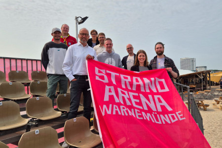 Lukas Knaup vom DRK, Erik Gurzan von Jetboard, Mila Zarkh von der TZRW, Ronny Löwendei von der Hanseatischen Brauerei, Tourismusdirektor Matthias Fromm, Christoph Krause von der Wal-Bar, Alexander Köthe von der Hanseatischen Brauerei, Ulrike Döring von der TZRW und Hauke Miersch von der Wal-Bar (v.l.) präsentierten das Programm der Strand Arena Warnemünde 2025. Lukas Knaup vom DRK, Erik Gurzan von Jetboard, Mila Zarkh von der TZRW, Ronny Löwendei von der Hanseatischen Brauerei, Tourismusdirektor Matthias Fromm, Christoph Krause von der Wal-Bar, Alexander Köthe von der Hanseatischen Brauerei, Ulrike Döring von der TZRW und Hauke Miersch von der Wal-Bar (v.l.) präsentierten das Programm der Strand Arena Warnemünde 2025.