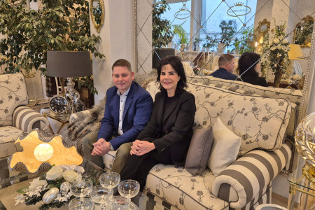 Sind ein gutes Team und haben die 30 Jahre voll gemacht: Christine Bornholdt, Inhaberin des Möbelhauses "Wohnen Exclusiv" in Warnemünde und Einrichtungsfachberater Norman Behnke. Sind ein gutes Team und haben die 30 Jahre voll gemacht: Christine Bornholdt, Inhaberin des Möbelhauses "Wohnen Exclusiv" in Warnemünde und Einrichtungsfachberater Norman Behnke.