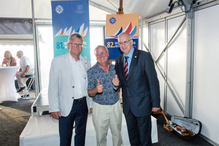 Pr&auml;sentieren das Plakatmotiv f&uuml;r die 82. Warnem&uuml;nder Woche: Torsten Schranck, Vorsitzender WSC e.V., Designer Pepe Hartmann und Oberb&uuml;rgermeister Roland Methling (v.l.)