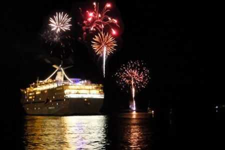 Das Feuerwerk zur Verabschiedung der "Magellan" war der Höhepunkt der gestrigen Port Party in Warnemünde.
