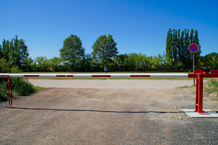 Der Event-Parkplatz auf dem ungenutzten Sportplatz am Warnemünder Technologiepark wird nach Bedarf "zugeschaltet".