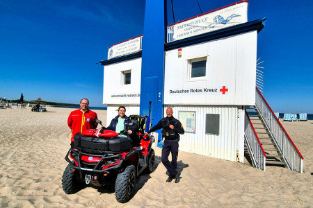 Lukas Knaup vom DRK, Denise Johannßon von der Tourismuszentrale und Strandvogt Stefan Bischoff (v.l.) arbeiten gemeinsam für eine sichere Badesaison an Rostocks Stränden.