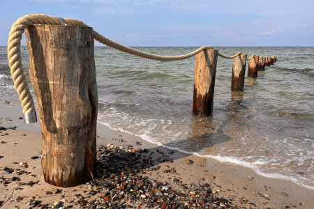 Ein Schritt ins Meer für alle: Die neue Einstiegshilfe in Warnemünde ermöglicht barrierefreies Badevergnügen.