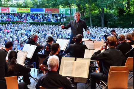 Ein Hauch von Broadway im Grünen: Die 27. Klassik-Nacht steht in den Startlöchern – ein Rückblick auf die zauberhafte Atmosphäre der 26. Klassik-Nacht in diesem Jahr.//Zoo Rostock/Joachim Kloock Ein Hauch von Broadway im Grünen: Die 27. Klassik-Nacht steht in den Startlöchern – ein Rückblick auf die zauberhafte Atmosphäre der 26. Klassik-Nacht in diesem Jahr.//Zoo Rostock/Joachim Kloock
