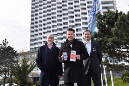 Rostocks Tourismusdirektor Matthias Fromm, VVW-Geschäftsführer Stefan Wiedmer und der General Manager des Hotel Neptun, Guido Zöllick, arbeiten gemeinsam am Ausbau des digitalen Angebotes im Tourismus.//Foto: Joachim Kloock Rostocks Tourismusdirektor Matthias Fromm, VVW-Geschäftsführer Stefan Wiedmer und der General Manager des Hotel Neptun, Guido Zöllick, arbeiten gemeinsam am Ausbau des digitalen Angebotes im Tourismus.//Foto: Joachim Kloock