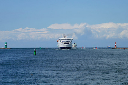 Am vergangenen Freitag transportierte Scandlines‘ neue Hybridfähre "Berlin" die je höchste Anzahl von PKW auf einer Abfahrt auf der Route Rostock-Gedser. Am vergangenen Freitag transportierte Scandlines‘ neue Hybridfähre "Berlin" die je höchste Anzahl von PKW auf einer Abfahrt auf der Route Rostock-Gedser.