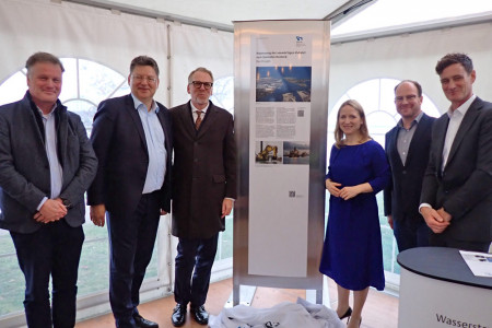 Trafen sich gestern anlässlich des offiziellen Abschlusses der Vertiefung des Rostocker Seekanals: v.l. Kobbe Peirs, Gebietsleiter Europa, Jan De Nul Nassbaggerei und Wasserbau GmbH Reinhard Meyer, Minister für Wirtschaft, Infrastruktur, Tourismus und Arbeit des Landes Mecklenburg-Vorpommern Eric Oehlmann, Leiter der Generaldirektion Wasserstraßen und Schifffahrt Daniela Kluckert MdB, Parlamentarische Staatssekretärin beim Bundesminister für Digitales und Verkehr Steffen Bockhahn, Zweiter Stellvertreter der Oberbürgermeisterin und Senator für Jugend, Soziales, Gesundheit und Schule, Stefan Grammann, Leiter des Wasserstraßen- und Schifffahrtsamtes Ostsee//Foto: Wasserstraßen- und Schifffahrtsverwaltung des Bundes, WSV Trafen sich gestern anlässlich des offiziellen Abschlusses der Vertiefung des Rostocker Seekanals: v.l. Kobbe Peirs, Gebietsleiter Europa, Jan De Nul Nassbaggerei und Wasserbau GmbH Reinhard Meyer, Minister für Wirtschaft, Infrastruktur, Tourismus und Arbeit des Landes Mecklenburg-Vorpommern Eric Oehlmann, Leiter der Generaldirektion Wasserstraßen und Schifffahrt Daniela Kluckert MdB, Parlamentarische Staatssekretärin beim Bundesminister für Digitales und Verkehr Steffen Bockhahn, Zweiter Stellvertreter der Oberbürgermeisterin und Senator für Jugend, Soziales, Gesundheit und Schule, Stefan Grammann, Leiter des Wasserstraßen- und Schifffahrtsamtes Ostsee//Foto: Wasserstraßen- und Schifffahrtsverwaltung des Bundes, WSV
