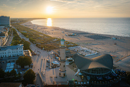 Mit der geplanten Neufassung der Kurabgabesatzung sollen auch k&uuml;nftig die touristische Infrastruktur und Angebote in den Rostocker Seeb&auml;dern finanziert werden. Der Strand von Warnem&uuml;nde z&auml;hlt dabei zu den wichtigsten Anziehungspunkten f&uuml;r G&auml;ste aus nah und fern.//Archivfoto: Taslair