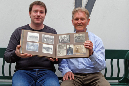 Christoph Wegner (l.) und Eckart Peters mit dem Sportalbum des „Männer Turnverein Warnemünde“. Es wurde dem Heimatmuseum durch die Warnemünder Familie Stalbohm überreicht.