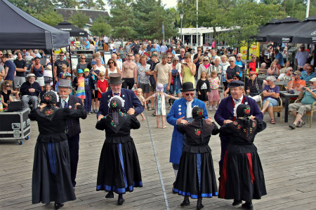 Die Delegation aus Warnemünde ist im dänischen Marielyst gern gesehen. Hier in Aktion: die Warnemünder Trachtengruppe//Foto: Torsten Linke