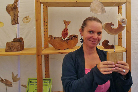 Anne-Gret Tiedemann präsentiert ihre kinetischen Objekte am 3. und 17. August auf dem Kunsthandwerkermarkt am Warnemünder Leuchtturm.