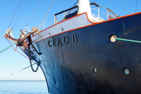 Das russische Segelschulschiff "Sedov" hat an der Warnemünder Pier festgemacht und kann dort besichtigt werden.