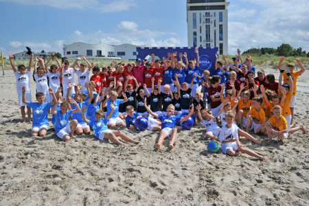 Acht Rostocker Schul- und Vereinsmannschaften kämpften gestern am Warnemünder Spiel- und Sportstrand die Beach-Soccer-WM der Weltmeister aus. Foto: Joachim Kloock Acht Rostocker Schul- und Vereinsmannschaften kämpften gestern am Warnemünder Spiel- und Sportstrand die Beach-Soccer-WM der Weltmeister aus. Foto: Joachim Kloock