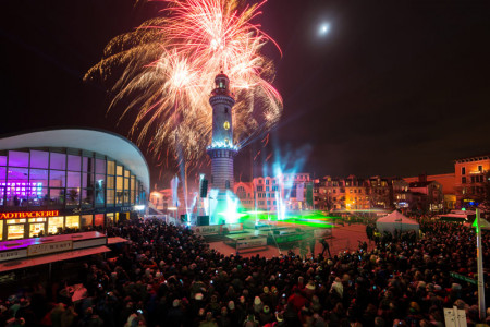 Im Ostseebad wird am Neujahrstag das 17. Warnemünder Turmleuchten zelebriert. Im vergangenen Jahr verfolgten 90.000 begeisterte Besucher dieses einzigartige Spektakel.
