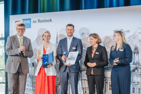 IHK-Pr&auml;sident Klaus-J&uuml;rgen Strupp (l.) &uuml;berreicht an den Hotel Neptun General Manager Guido Z&ouml;llick (m.) den Sonderpreis f&uuml;r gelebte Integration.//Foto: Hotel Neptun