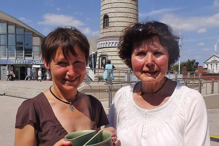 Petra Stephan und Ingrid Hayda bieten ihre Unicum Keramiken, darunter auch die Partnertasse, auf dem Kunsthandwerkermarkt am Leuchtturm an.