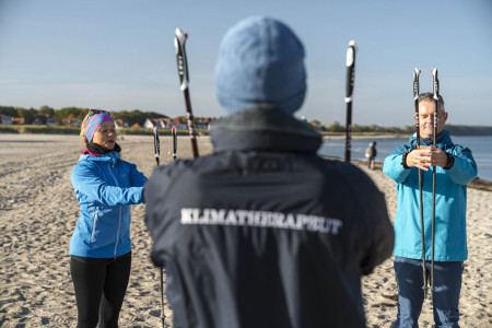 Schon am fr&uuml;hen Morgen die frische Ostseeluft einatmen, den Sand unter den F&uuml;&szlig;en sp&uuml;ren und gemeinsam aktiv in den Tag starten &ndash; genau das erm&ouml;glicht das neue Thalasso-Angebot ab dem 1. Juni in Warnem&uuml;nde.//Foto: Hotel Neptun Warnem&uuml;nde