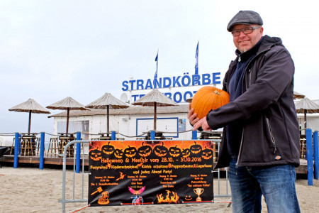 Strandoasen-Betreiber Matthias Treichel lädt zu Halloween & Mee(h)r vom 28. bis 31. Oktober an den Strand von Warnemünde.