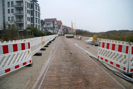 Mit diesen Platten wurde die Strandpromenade vor Beschädigungen geschützt. Die Baustelle vor dem a-ja Resort wird gerade abgebaut.