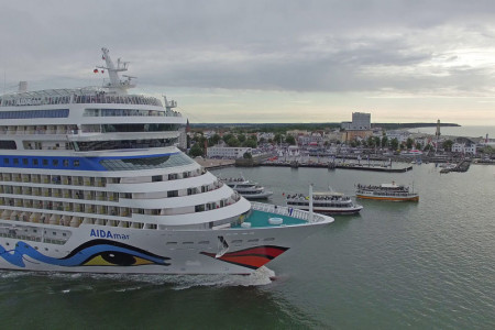 Die "AIDAmar" beendet die Kreuzfahrtsaison 2015 in Warnemünde und nimmt Kurs auf New York.