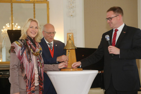 Ministerpr&auml;sidentin Manuela Schwesig, Oberb&uuml;rgermeister Roland Methling und der Vormann der Hanse Jan Lindenau (v.l.) er&ouml;ffnen den 38. Internationalen Hansetag Rostock mit einem Glockenschlag.